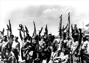 Miliciens cubains fêtant l'échec de l'invasion de la Baie des Cochons, 1961