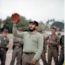 Fidel Castro joue balle de base-ball