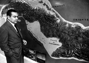 Fulgencio Batista décrivant un plan d'attaque, 1958