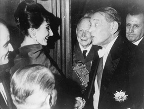 Maria Callas félicitée par René Coty après un récital, 1958
