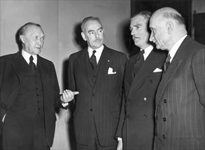 Dirigeants européens en conversation à propos de la CED, 1952