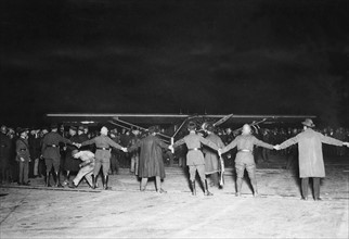 Cordon de police formé autour de l'appareil de Charles Lindbergh, 21 mai 1927