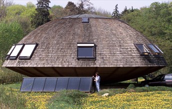 Flying saucer shaped solar energy house