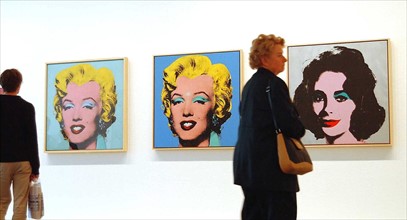 Visiteurs devant des oeuvres d'Andy Warhol, 2001