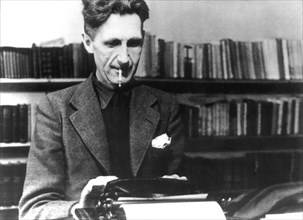 George Orwell à sa machine à écrire