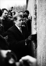 Vaclav Havel, président de la République Socialiste tchécoslovaque devant le mur de Berlin, en Allemagne de l'Est.
