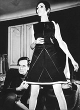 Pierre Cardin et un de ses modèles, années 60