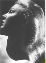 Porträt einer jungen Frau mit langen blonden Haaren