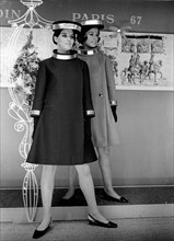 Mannequins présentant un modèle de la collection Pierre Cardin de 1967