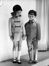 Enfants présentant un modèle de la collection Pierre Cardin de 1968