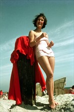 Jeune femme sur la plage dans les années 50