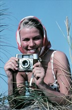 Portrait de femme, 1946-1959 : femme avec un appareil photo Agfa