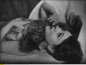 Bildnis der Frau F. aus Paris mit einer Katze auf dem Rücken liegend