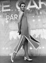 Mannequin présentant un modèle de la collection Pierre Cardin de 1970