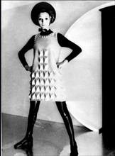Mannequin présentant un modèle de la collection Pierre Cardin de 1966