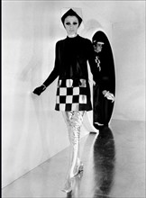 Mannequin présentant un modèle de la collection Pierre Cardin de 1968