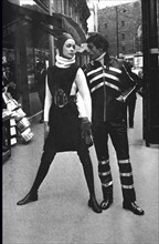 Mannequins présentant un modèle de la collection Pierre Cardin de 1968