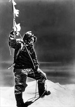 Le sherpa Tensing Norgay au sommet du mont Everest, 29 mai 1953