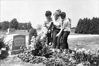 Fans sur la tombe de James Dean