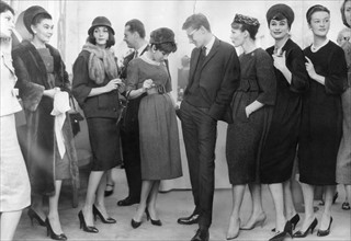Yves Saint Laurent entouré de mannequins, 1958