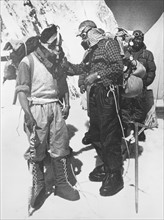 Sir Edmund Hillary et son sherpa lors de l'ascension de l'Everest, 1953