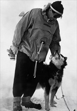 Sir Edmund Hillary avec un de ses chiens husky d'expédition
