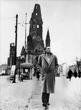 Carol Reed devant l'église du Souvenir à Berlin