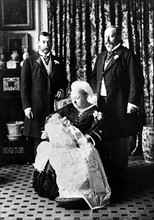 La reine Victoria avec Edouard VII et Georges V et son arrière-petit-fils Edouard (fils de Georges V)