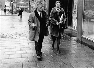 Simone de Beauvoir mit Jean Paul Sartre in Stockholm