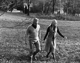 Herbert von Karajan et sa femme Eliette au parc