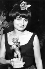 Agnès Varda tenant l'ours d'argent