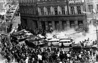 Printemps de Prague : chars soviétiques dans les rues de Prague, août 1968