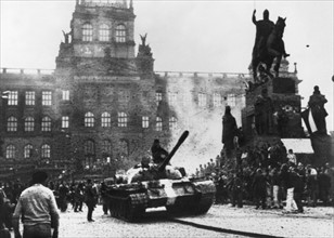 Printemps de Prague : char soviétique sur la place Venceslas à Prague, août 1968