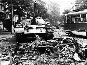 Printemps de Prague : char soviétique dans les rues de Prague, août 1968