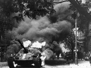 Printemps de Prague : un des chars des troupes du Pacte de Varsovie brûlant dans les rues de la vieille ville