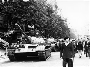 Printemps de Prague : chars des troupes du Pacte de Varsovie traversant la ville, août 1968