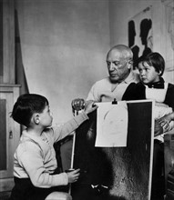 Pablo Picasso et ses enfants, 1954