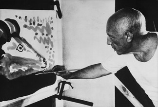 Pablo Picasso peignant