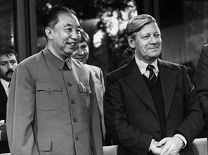 Besuch von Hua Guofeng in der BRD - H. Guofeng (l) und H. Schmidt w„hrend einer Pressekonferenz in Bonn