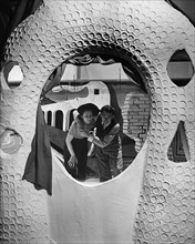 Salvador Dali et Gala devant une de ses sculptures, 1939