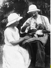 Albert Schweitzer et une infirmière nourrissent un chimpanzé