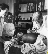 Albert Schweitzer examine un patient