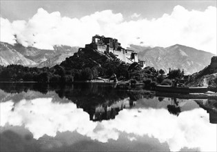Potala Palast   Der Bergpalast des Dalai Lama  in Lhasa.  - 1951    <english> The Potala Palace