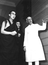 Le Dalai Lama et le Premier Ministre indien Jawaharlal Nehru