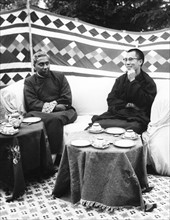 Der Dalai Lama (*06.07.1935-)    Der Dalai Lama mit seinem Sekretaer Kalyan Singh Gupta (links) im