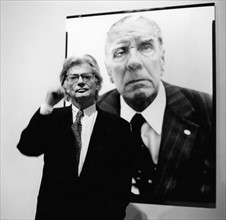 *15.05.1923-01.10.2004+Fotograf, USAPortr„t vor seinem Foto des Schriftstellers Jorge Luis Borges