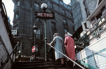 Femmes sortant d'une station de métro à Paris