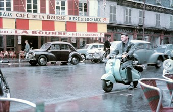 Scooter et voitures à Paris