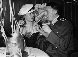 Eine Frau und ein Soldat feiern den Jahreswechsel 1938/1939 gemeinsam.<english> New Year's Eve.