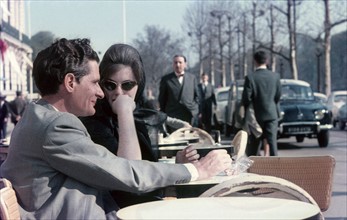 Couple à la terrasse d'un café parisien